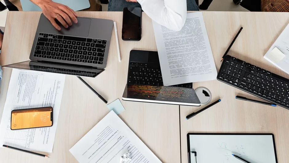 Table de travail d’une petite rédaction, ordinateurs portables et carnets